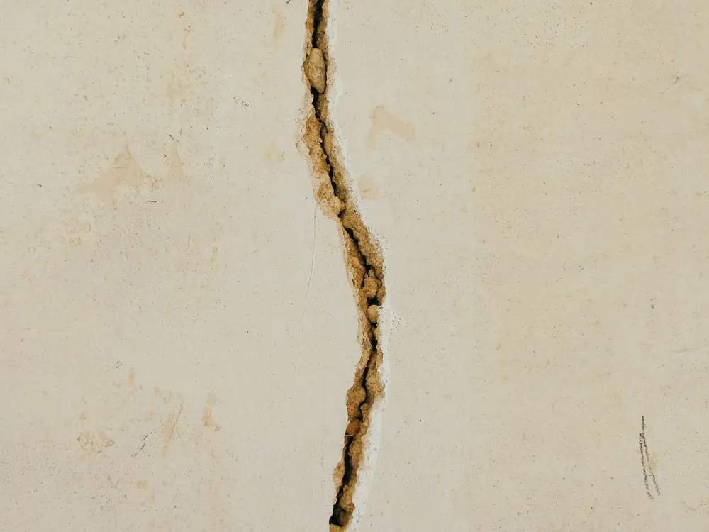شقّ عميق في جدار